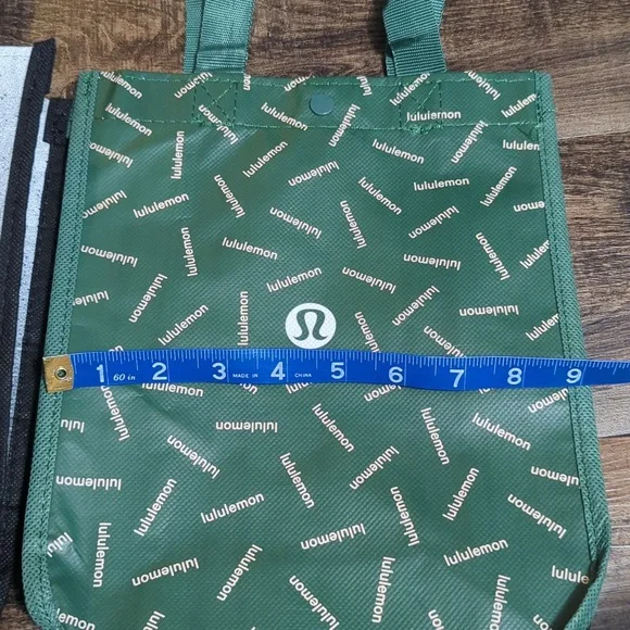 Lululemon - 2 Small Reusable Tote Gift Bags and Glass Water Bottle With Silicone - Picture 14 of 15